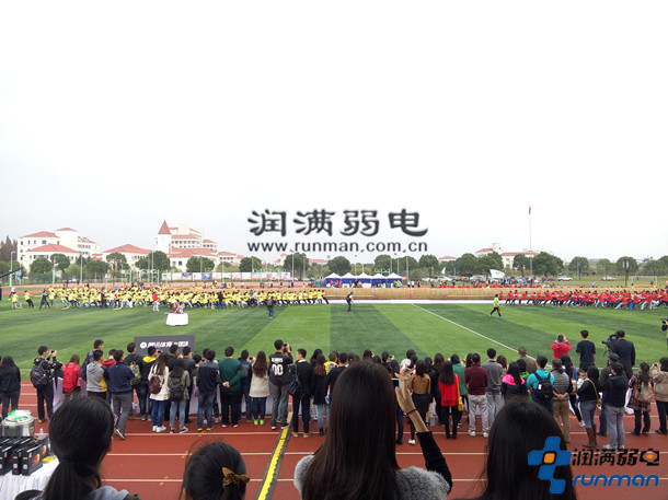 2015上海第一届高校巨绳拔河比赛现场1