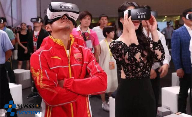 现场嘉宾通过VR眼镜观赏安踏冠军龙服发布视频